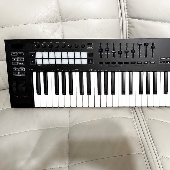 Novation Launchkey 49 [MK3] MIDI Keyboard Controller - Seamless Ableton Live Int - Picture 2 of 4